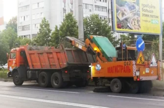 техника убирает мусор на дороге