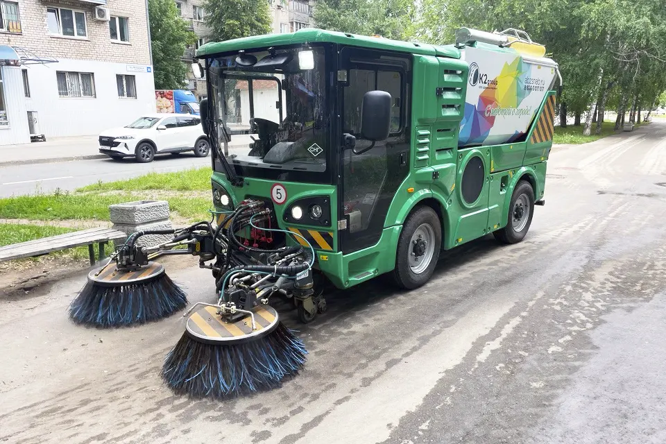 коммунальная техника на дороге