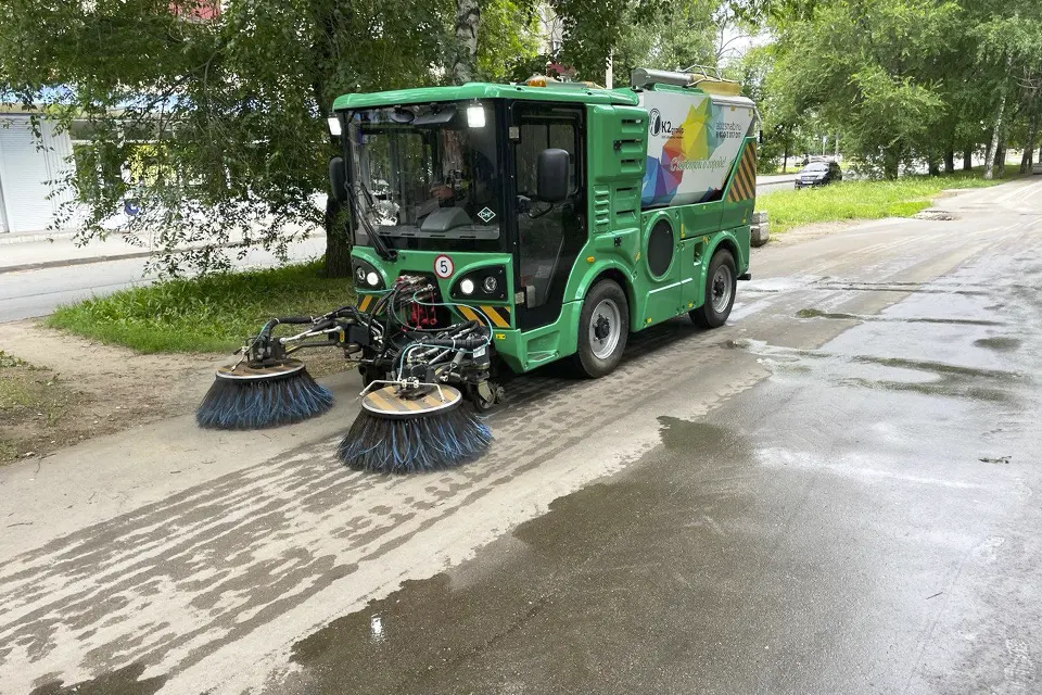 коммунальная машина на тротуаре