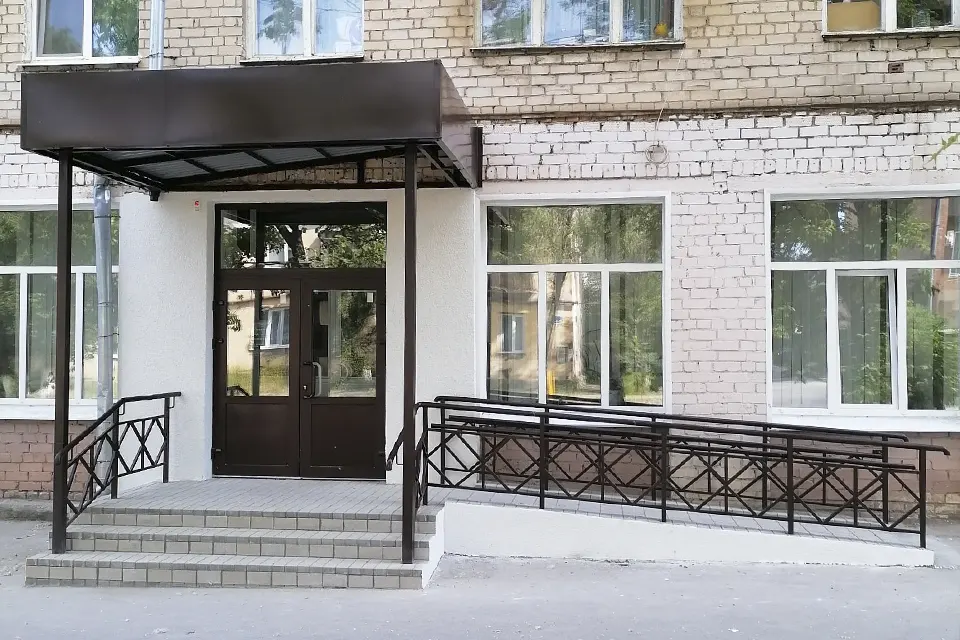 отремонтирована входная группа в художественной школе