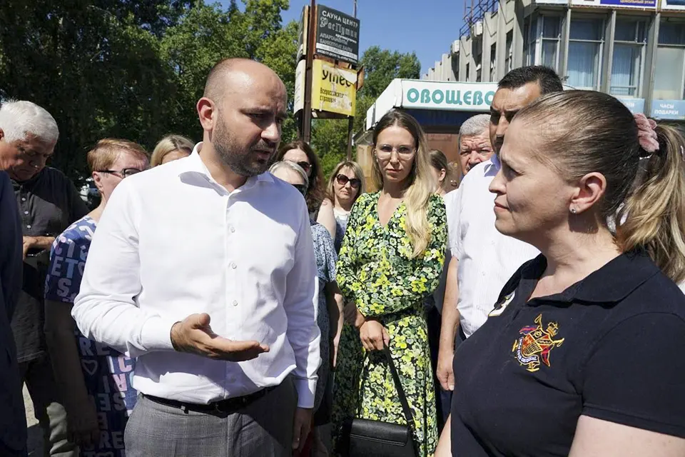 глава региона обсуждает проблемные вопросы с жителями