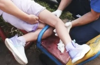 нога девочки застряла в качелях
