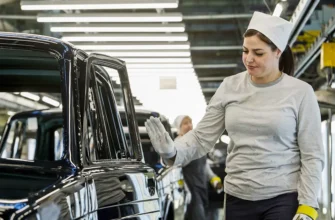 девушка работает на автовазе закрывает дверь