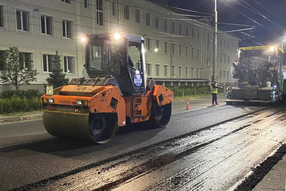 укладка асфальта на улице Комзина