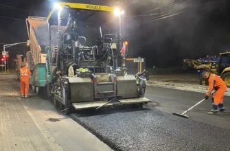 укладка верхнего слоя на дороге