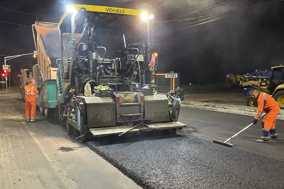 укладка верхнего слоя на дороге