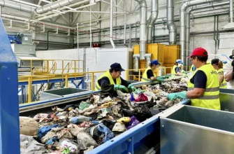 женщины перебирают мусор комплекс по сортировке коммунальных отходов ЭкоРесурсПоволжье