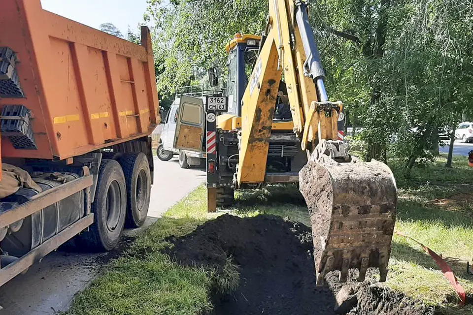 роют яму в месте прорыва трубы