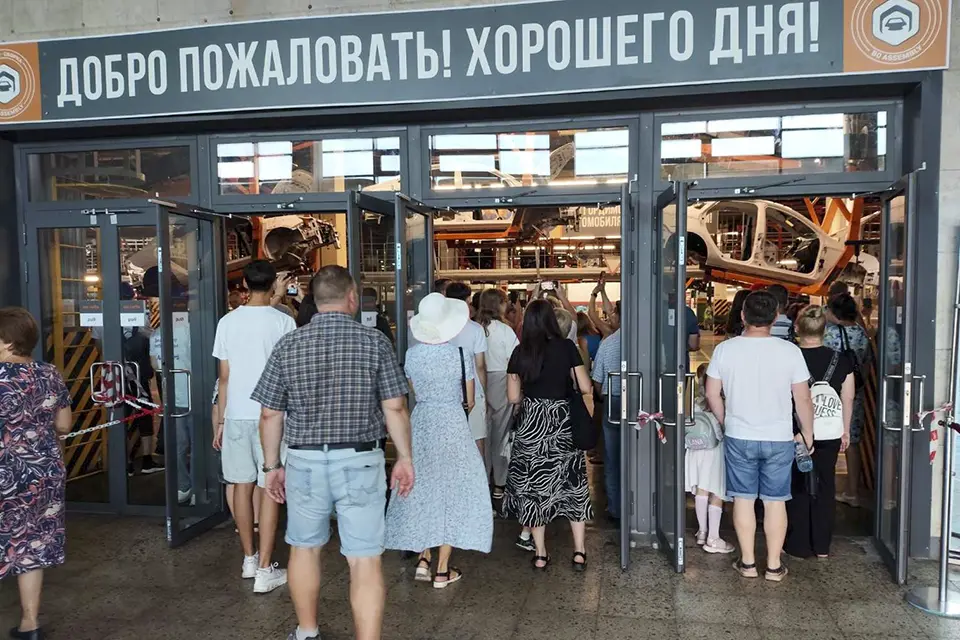люди заходят на конвейер автоваза экскурсия