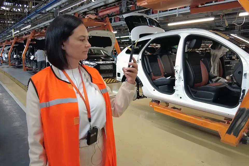 женщина пришла на экскурсию на автоваз