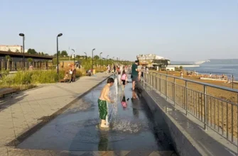 дети у фонтана на набережной