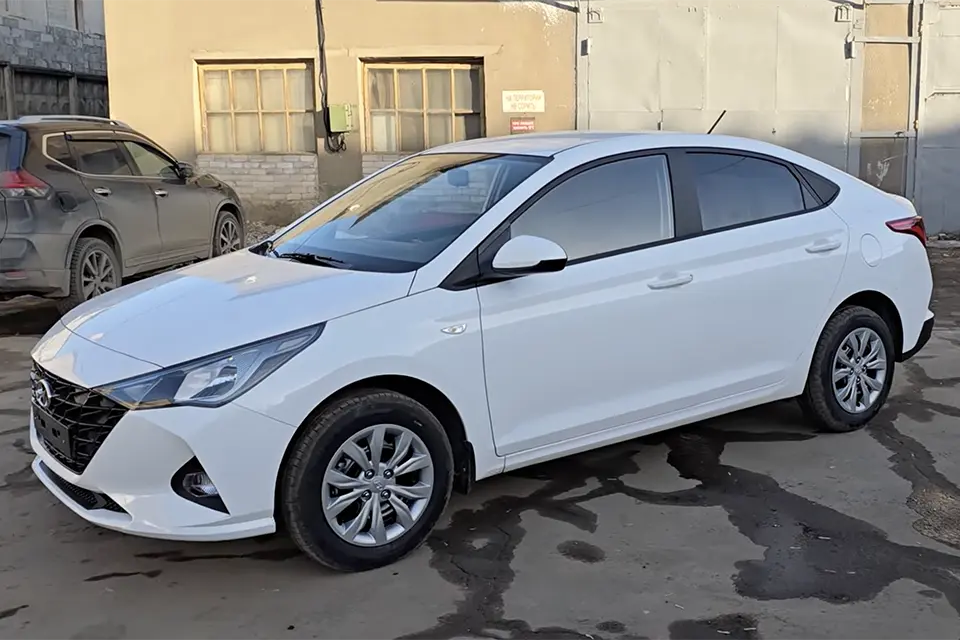 hyundai solaris автомобиль белый