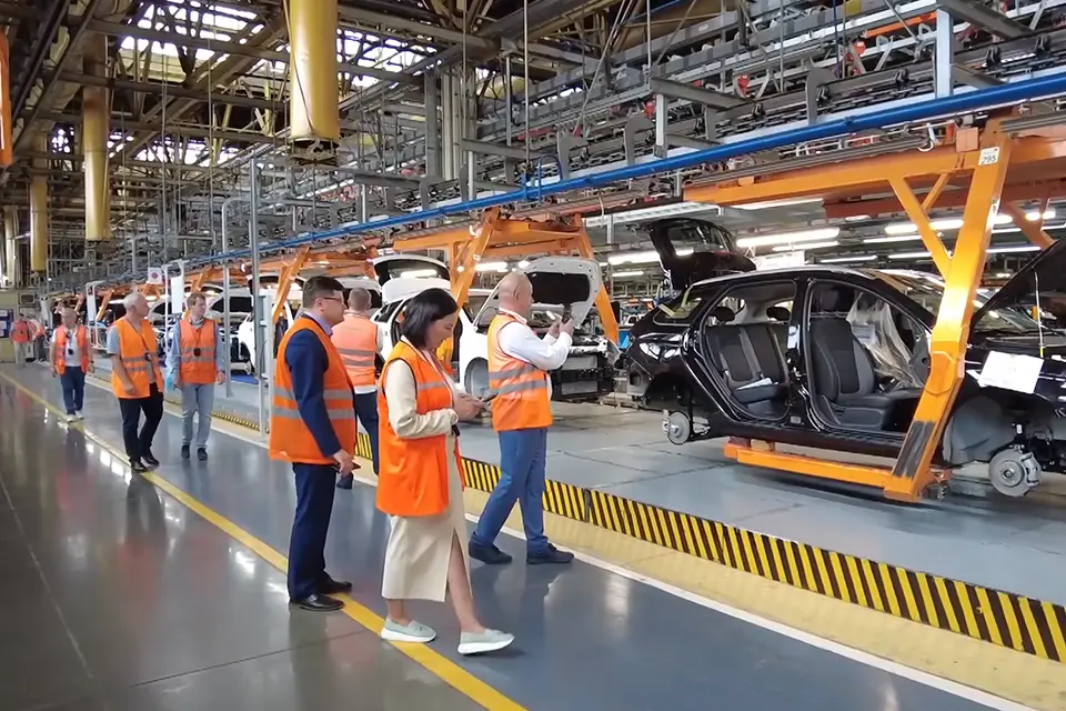 экскурсия автоваз туристы