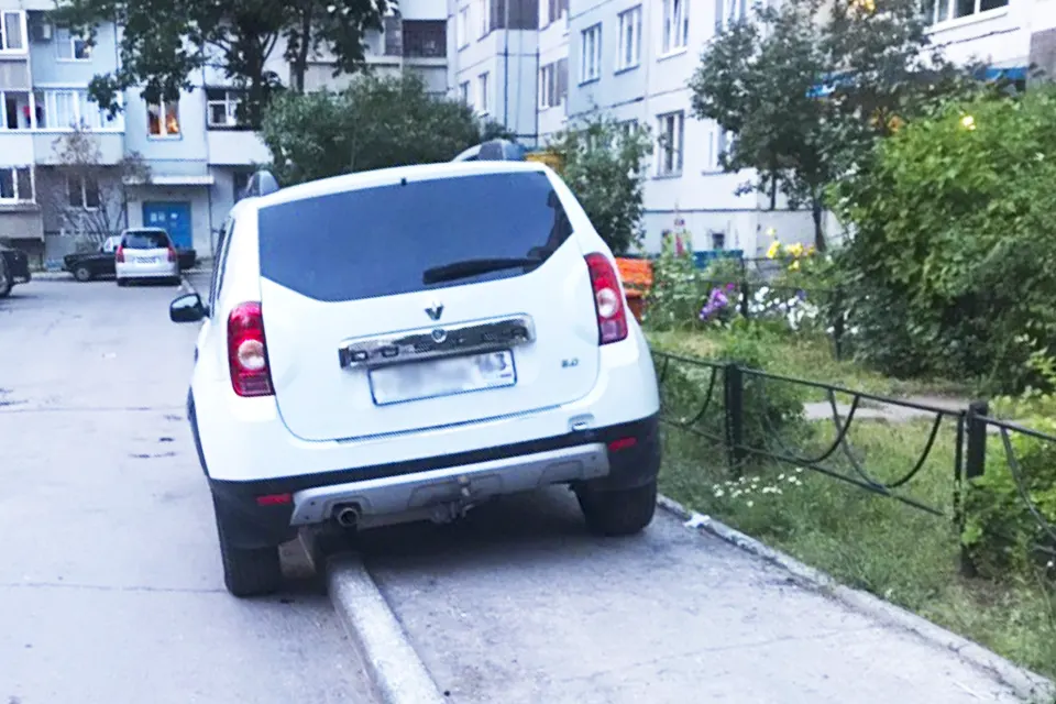 машина припаркована на тротуаре