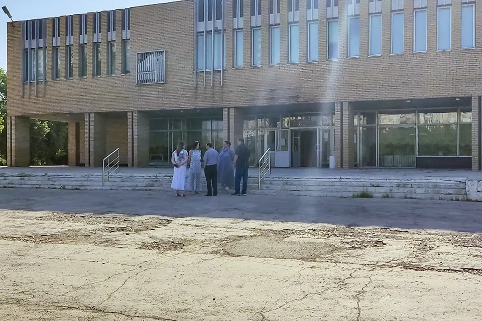 асфальт перед зданием музыкальной школы