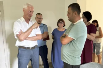 глава города беседует с подрядчиком