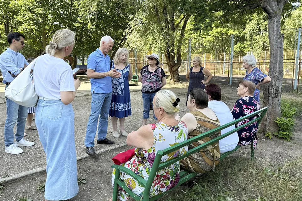 глава города беседует с жителями 13 квартала