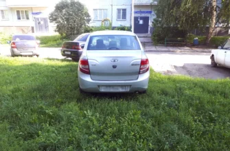 автомобиль припаркован на газоне