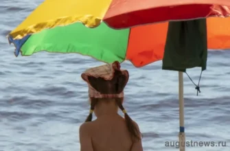 девочка под зонтиком на пляже