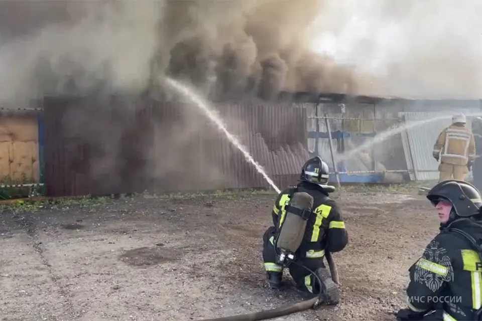 пожар ангар тушение пожарные тушат пожар в ангаре