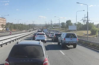 большая пробка из автомобилей