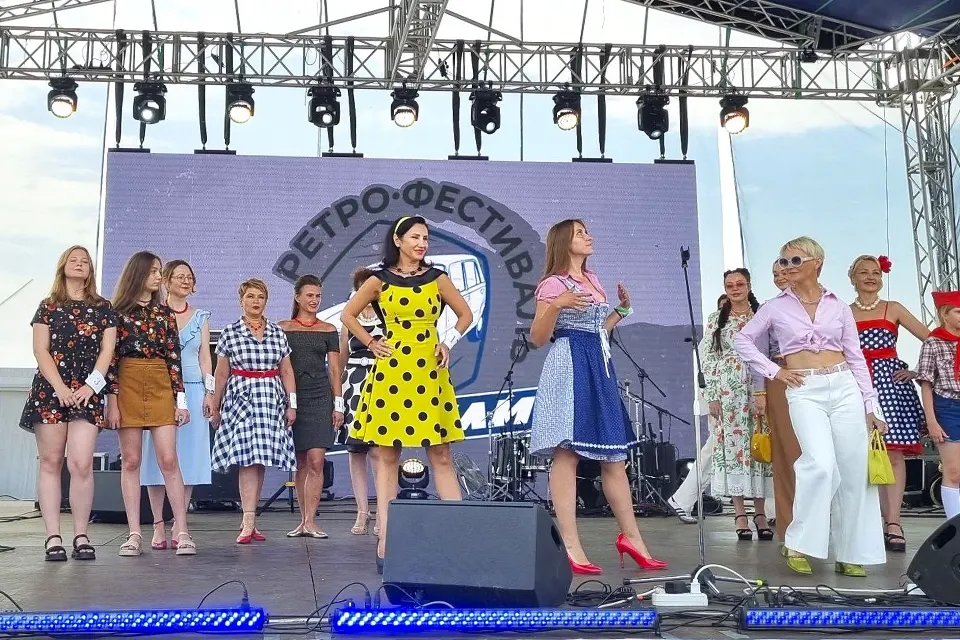показ моделей на ретро-фестивале