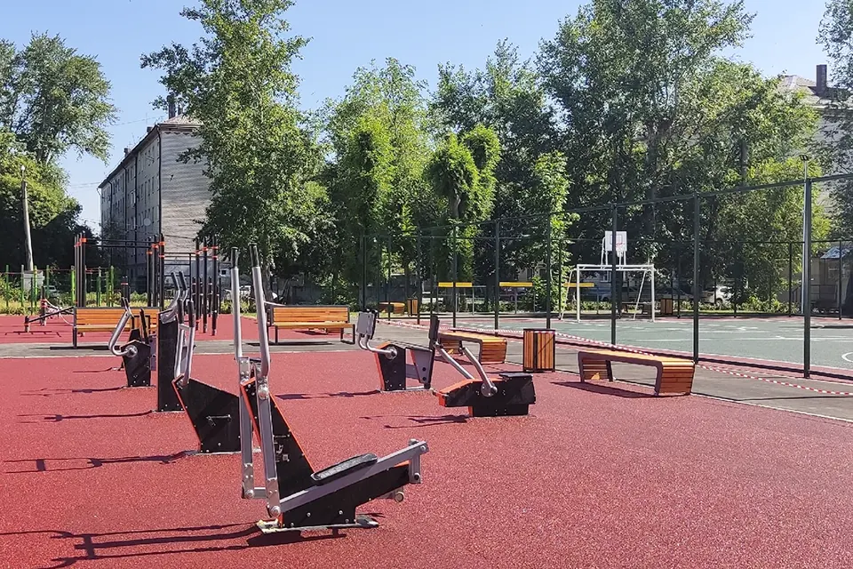 тренажеры на спортплощадке в школе 4