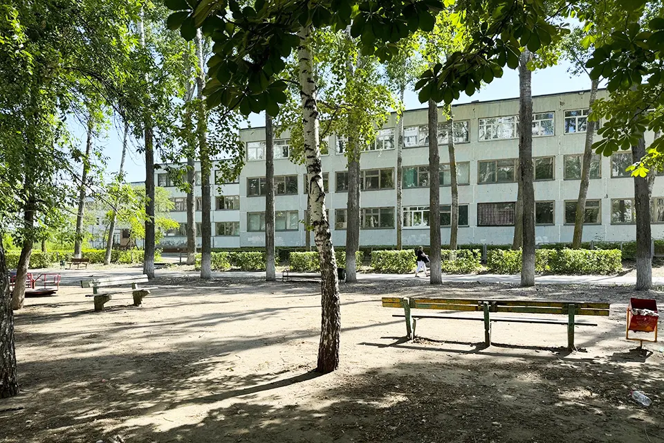 детская площадка около школы в 13 квартале