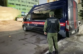 сотрудник Следственного комитета возле машины