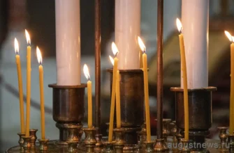 горят свечи в церкви