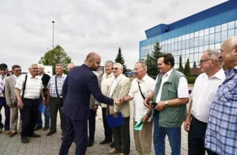 глава региона с ветеранами завода