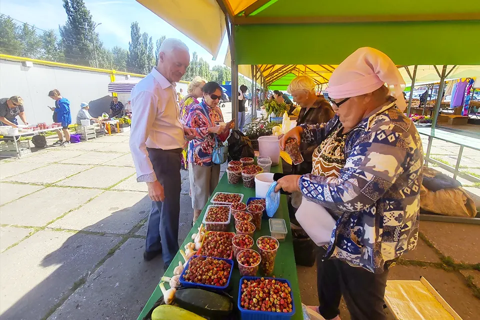 глава города проверяет ярмарку