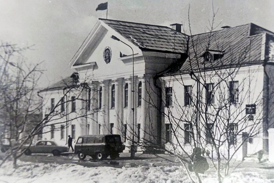 здание городской администрации в 1974 году