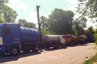 ассенизаторы-нелегалы около колодца