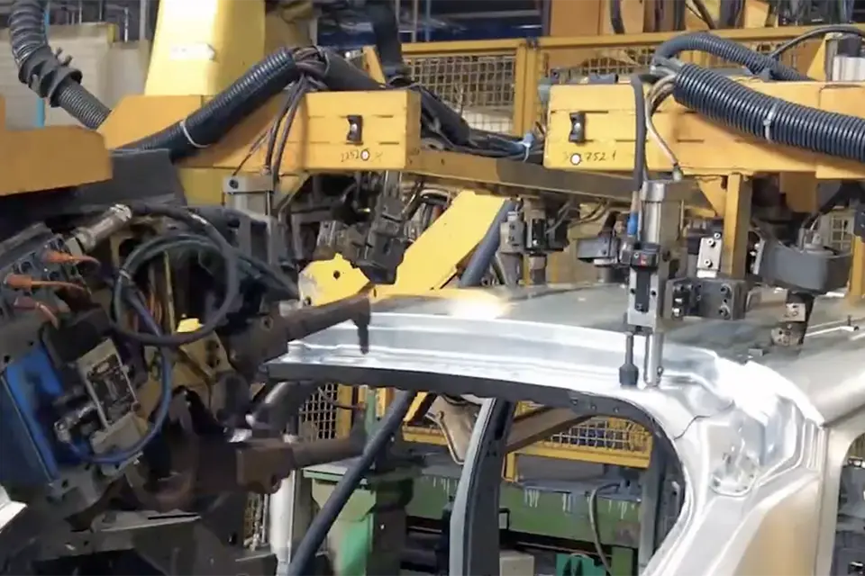 робот собирает кузов