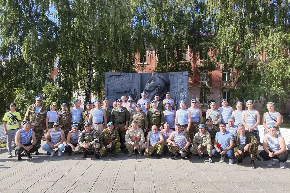 День ВДВ у памятника Никонову