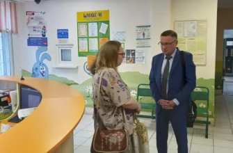 Врио заместителя министра здравоохранения общается с пациенткой поликлиники