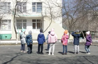 дети гуляют в детском саду