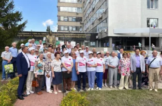 строители возле памятника Семизорову