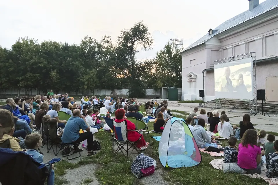 кинотеатр под открытым небом у Театра кукол