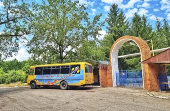 автобус возле детского лагеря
