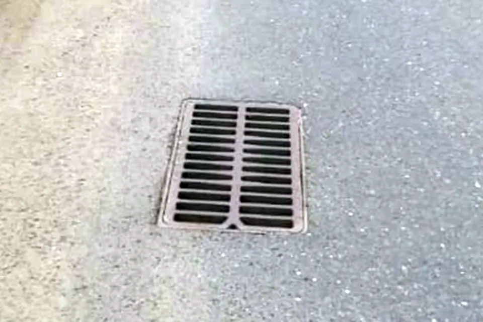 дождеприемник на дороге