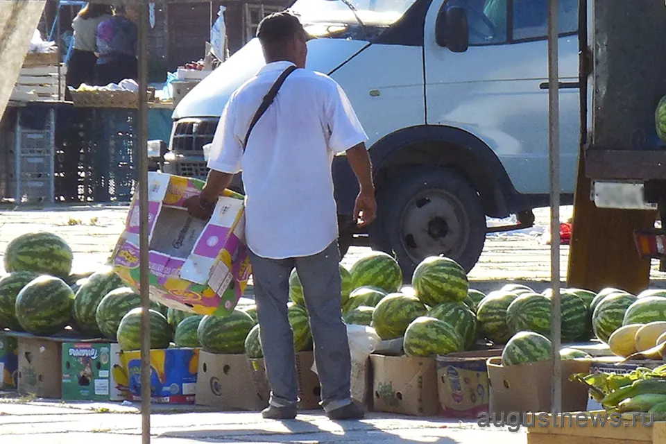 мужчина торгует на рынке