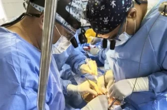 кардиохирурги проводят операцию