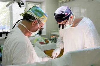 хирурги проводят операцию пациенту