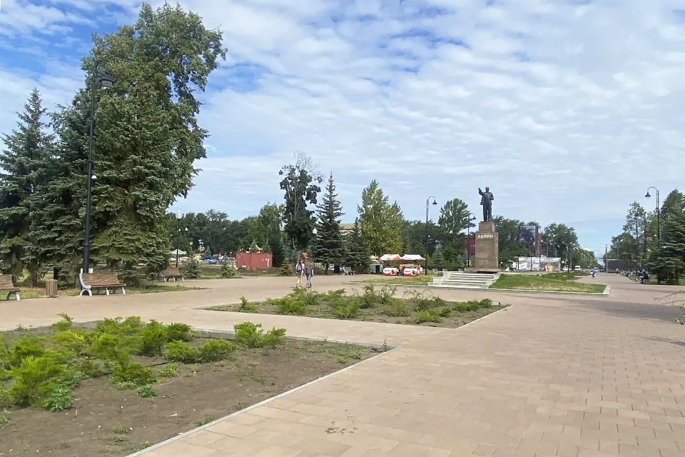 аллея в парке Центрального района