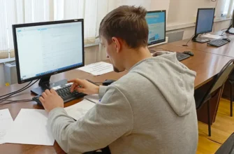 молодой человек за компьютером