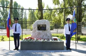 мемориал у здания прокуратуры