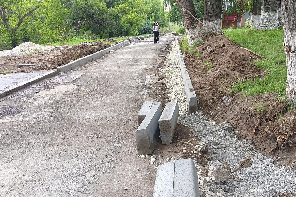 установка бордюров на тротуаре
