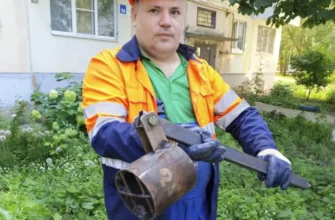 специалист с ловушкой для канализации